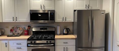 Réfrigérateur, four à micro-ondes, un four, surface de cuisson