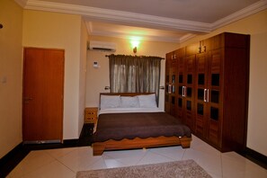 4 bedrooms, desk, iron/ironing board, free WiFi