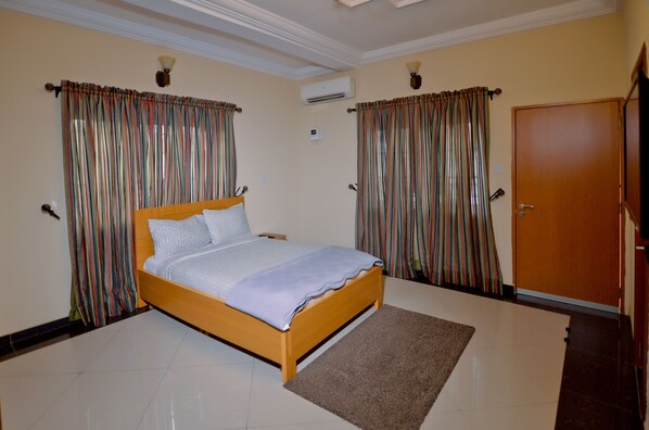 4 bedrooms, desk, iron/ironing board, free WiFi