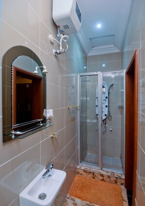 Ensemble douche/baignoire, articles de toilette gratuits