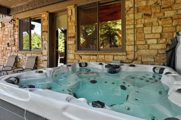 Outdoor spa tub