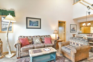 Een televisie en een open haard