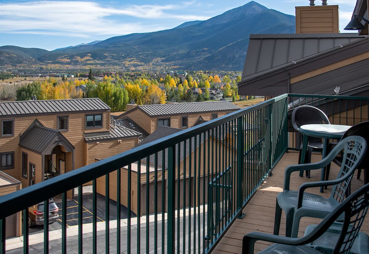 Lake Forest Summit Condo: Great Penthouse Views