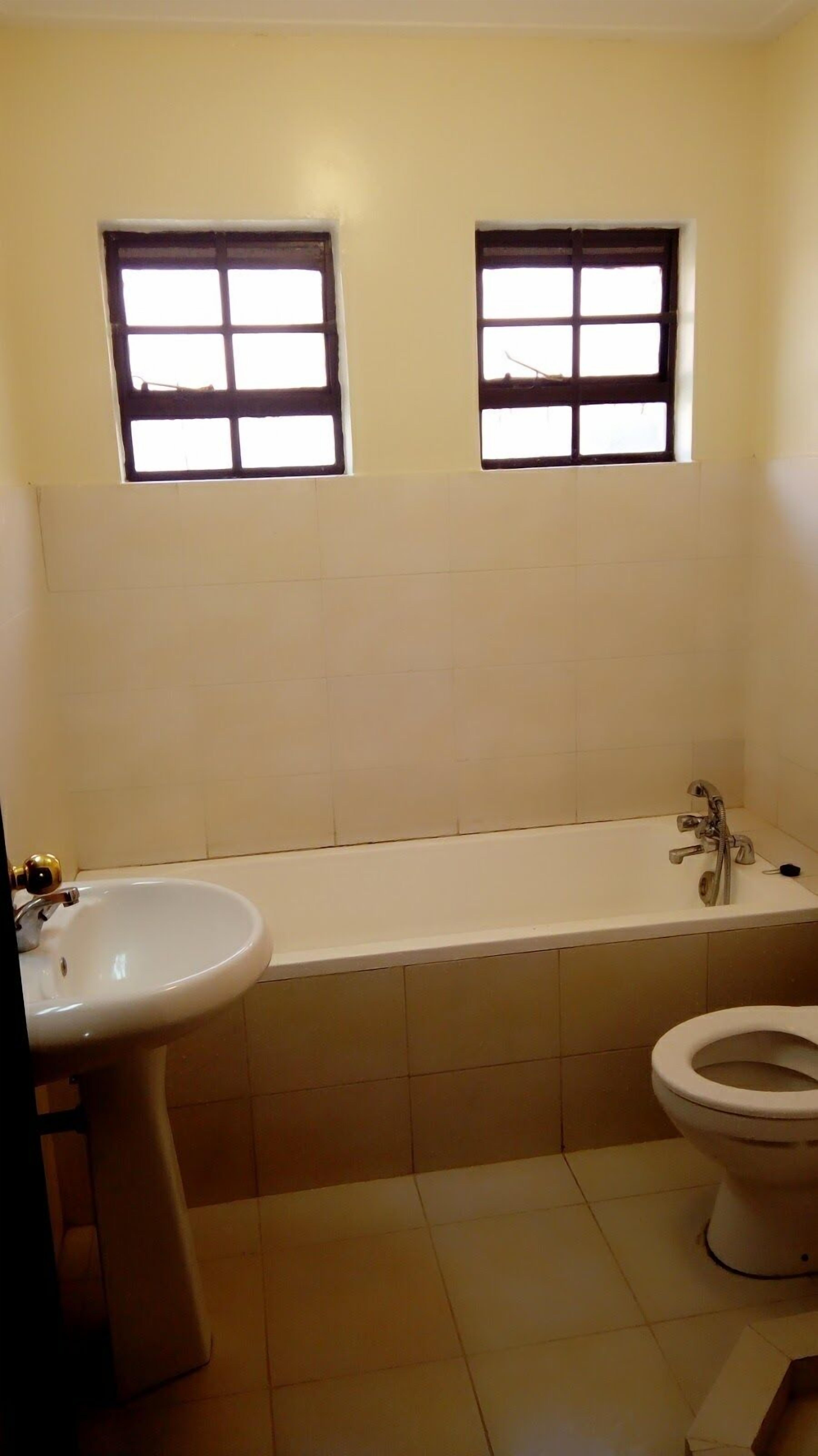 Comfort-Apartment, 1 Queen-Bett | Badezimmer | Badewanne und Dusche (separat), Komfortbadewanne
