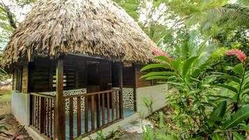 Quarto quádruplo conforto, várias camas, banheiro privativo, vista para o rio | Terraço/pátio