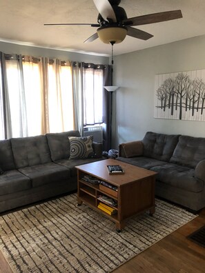 TV connectée, lecteur de DVD, livres