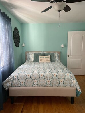 2 camere, una scrivania, ferro/asse da stiro, culla da viaggio