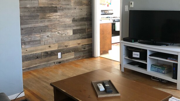 Smart-TV, DVD-spiller og bøker