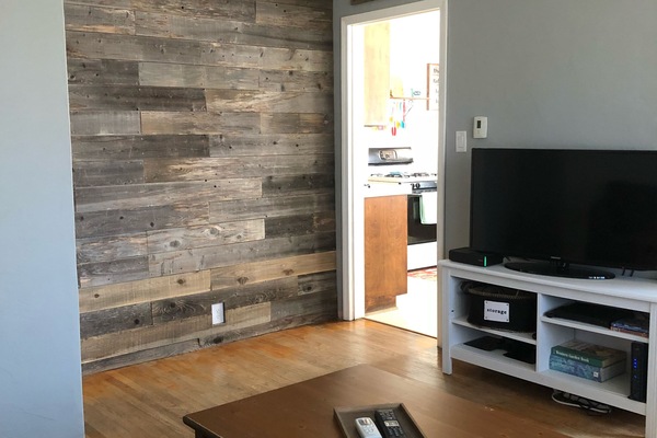 TV connectée, lecteur de DVD, livres