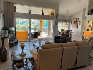 Smart TV, fireplace, books, music library - Beautiful & Cozy SW Private Villa Home with Gulf access / Heated private pool (Cape Coral)