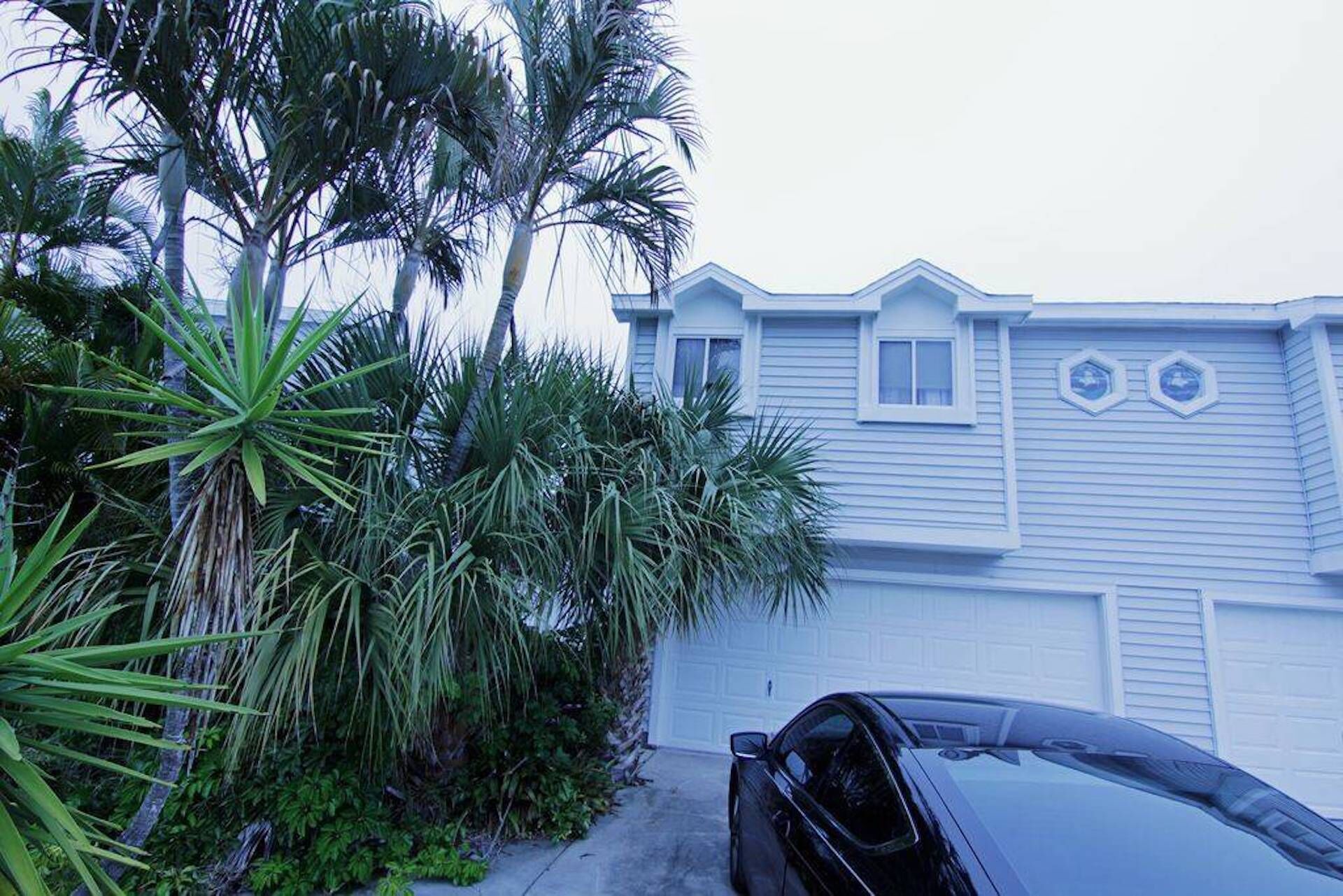 Adorable Condo- 5 miles from Awesome Honey Moon Island! Upscale neighborhood!