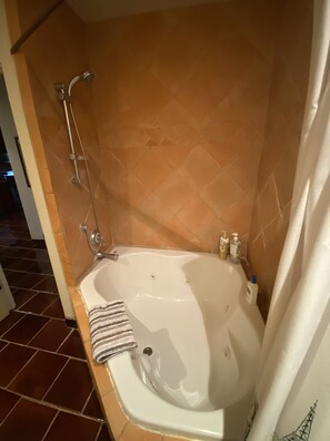 Hårtork, handdukar, tvål och toalettpapper