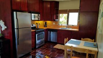 Réfrigérateur, micro-ondes, plaque de cuisson, lave-vaisselle