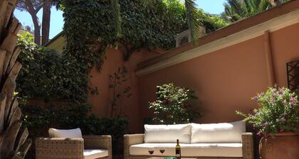 Villa Borghese Oasis: Quiet, Large Apartment with WiFi, AC, Patio - Palm House 1