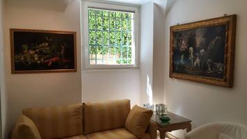 Smart-TV, DVD-Player, Bücher