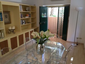 Interior - Villa Borghese-Fantastic Location-Very Large and Quiet Apartment “Palm House 1” (Roma)