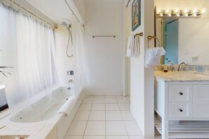 Ensemble douche/baignoire, sèche-cheveux, serviettes fournies