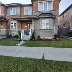 Exterior - Modern Luxury Home - 30 Days plus rental (Markham)