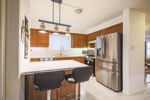 Fridge, microwave, oven, stovetop - Modern Luxury Home - 30 Days plus rental (Markham)