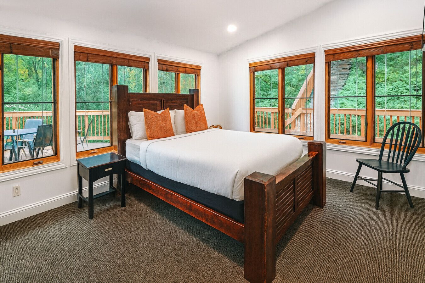 5 bedrooms, desk, iron/ironing board, free WiFi