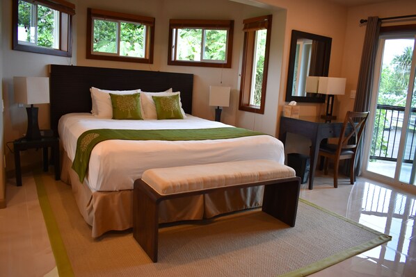 Hypo-allergenic bedding, in-room safe, desk, iron/ironing board - Oceanfront Orchid Room - Hilo Beach House Inn  (Hilo)