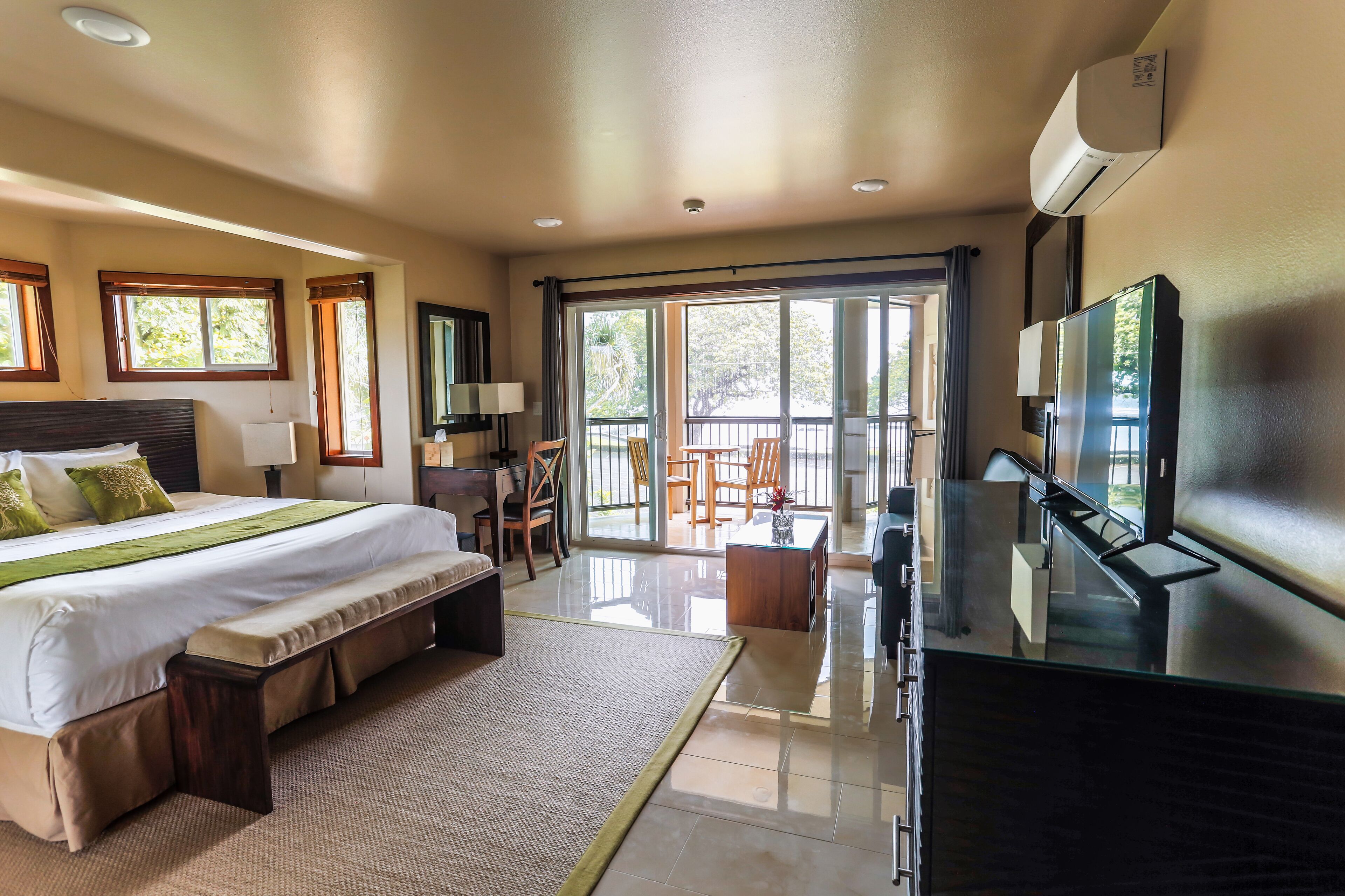 Literie hypoallergénique, coffres-forts dans les chambres, bureau