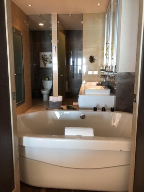 Baignoire Ă jets, sĂšche-cheveux, serviettes fournies, savon