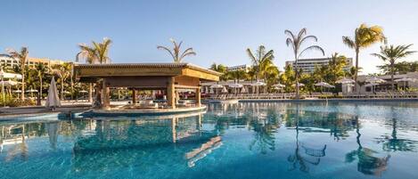 Een verwarmd zwembad en ligstoelen