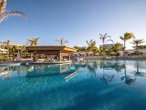 Piscine chauffée, chaises longues
