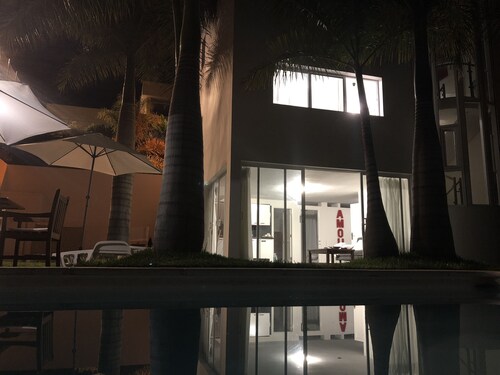 Allas- ja palmupuut Los Llanosin keskustassa