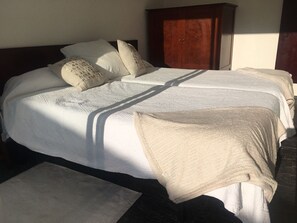 1 Schlafzimmer, Zimmersafe, Schreibtisch, Bügeleisen/Bügelbrett