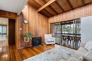 تلفزيون ذكي، مدفأة، وحدة تحكم لألعاب الفيديو، مشغل دي في دي