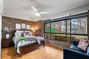 4 bedrooms, in-room safe, iron/ironing board, free WiFi - Kings Point Lake House - Lakeside Family Holiday (Kings Point)