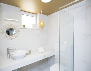 Douche, séchoir à cheveux, serviettes fournies, savon