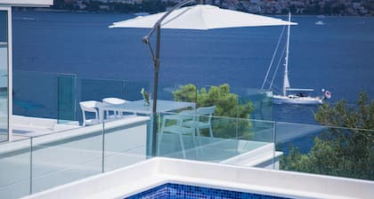 CASA BLANCA / WEISSES HAUS ****
