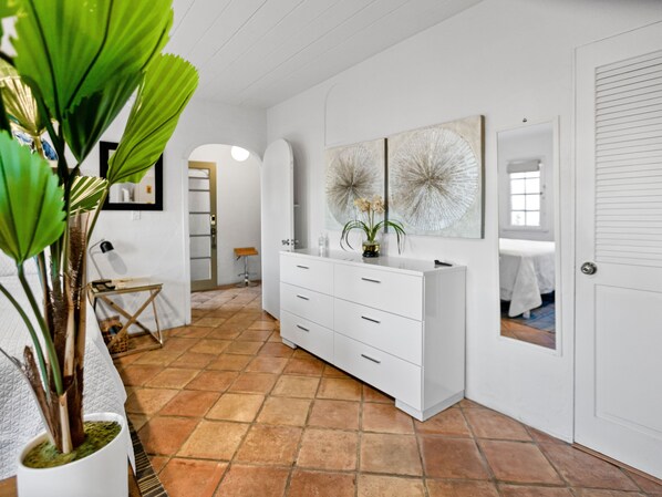 2 bedrooms, iron/ironing board, travel cot, WiFi - Beautiful Hollywood Hills Home (Los Angeles)