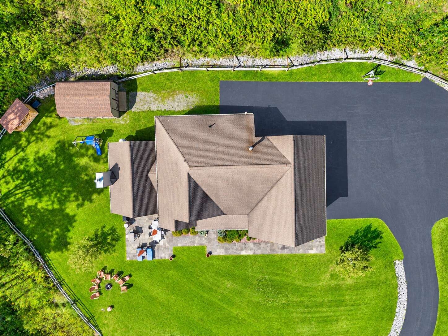 Une grande maison avec une allée spacieuse et une pelouse bien entretenue.