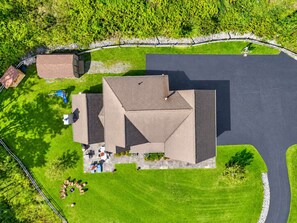 Une grande maison avec une allée spacieuse et une pelouse bien entretenue.