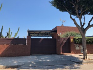 Exterior - Castelldefels: House with pool and private garden (Castelldefels)
