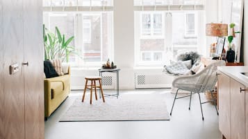 Smart TV, books, stereo