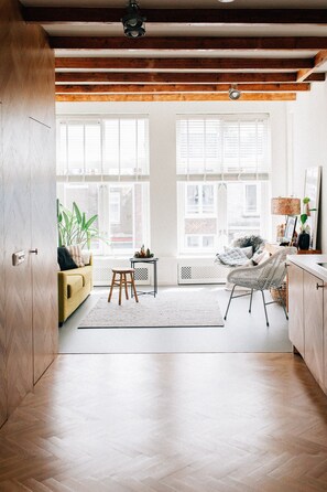 Smart-tv, böcker och en stereo