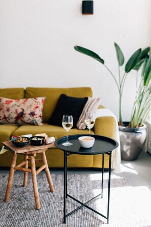 Smart-tv, böcker och en stereo