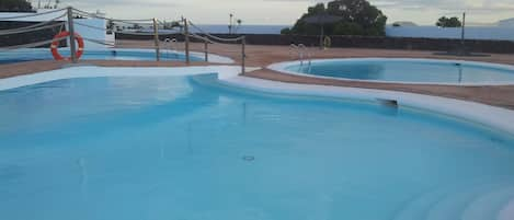 Una piscina al aire libre