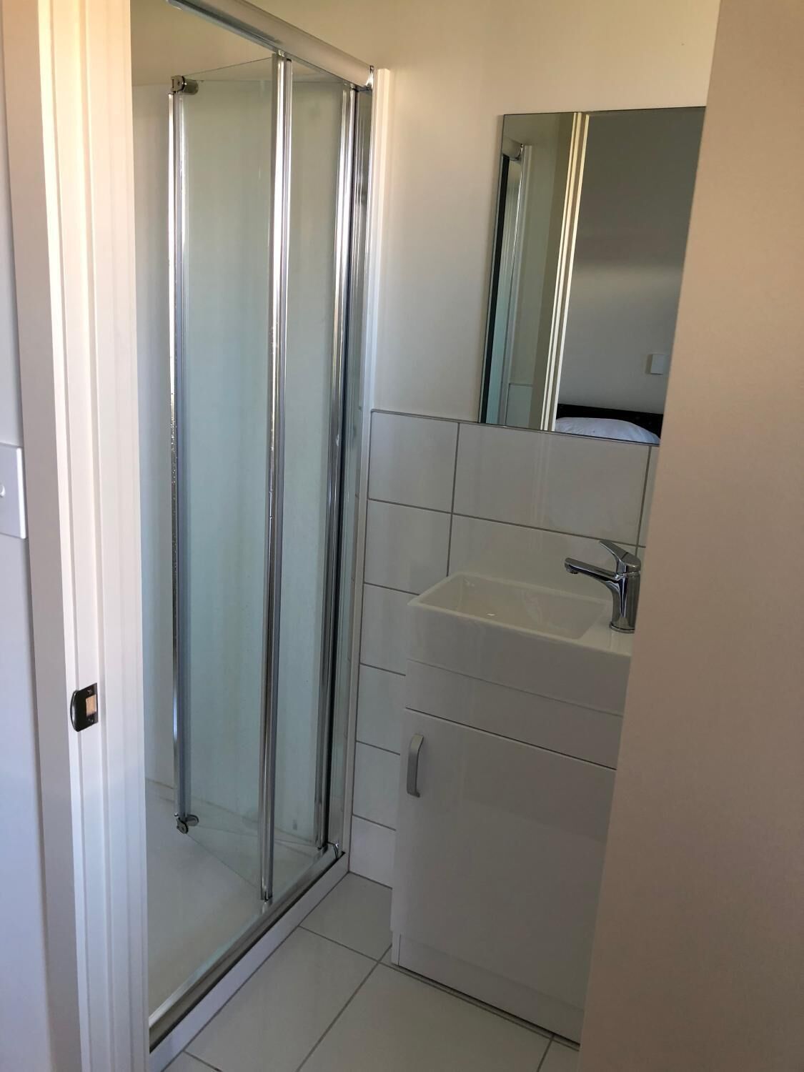 Pancuran mandi, kelengkapan dandanan diri percuma, pengering rambut 