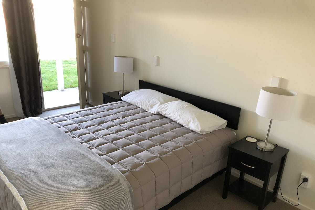 1 habitación, decoración personalizada, insonorización y ropa de cama