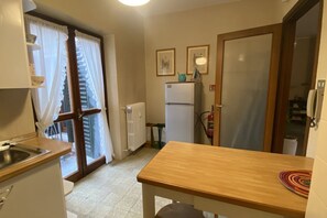 冰箱、微波炉、烤箱、炉灶