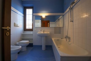 Kombination af bruser/badekar, gratis toiletartikler, hårtørrer, bidet