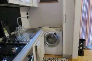 Refrigerador, horno, parrilla de estufa y cafetera y tetera