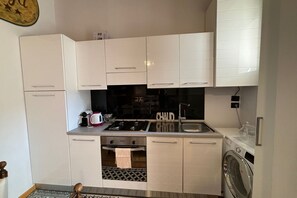 Een koelkast, een oven, een kookplaat, een koffiezetapparaat/waterkoker