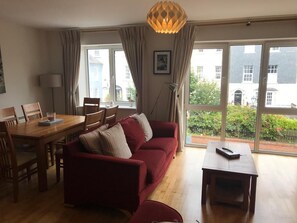 Smart-TV, DVD-Player, Bücher, Stereoanlage